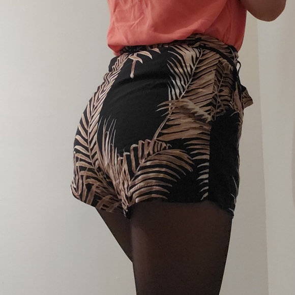 HM | Palm Leaf Paper Bag Shorts - Picture 3 of 3